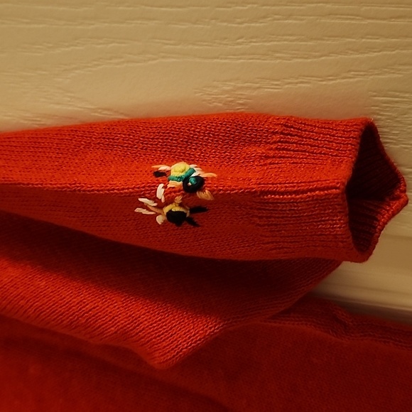 Embroidered red top - Picture 3 of 4